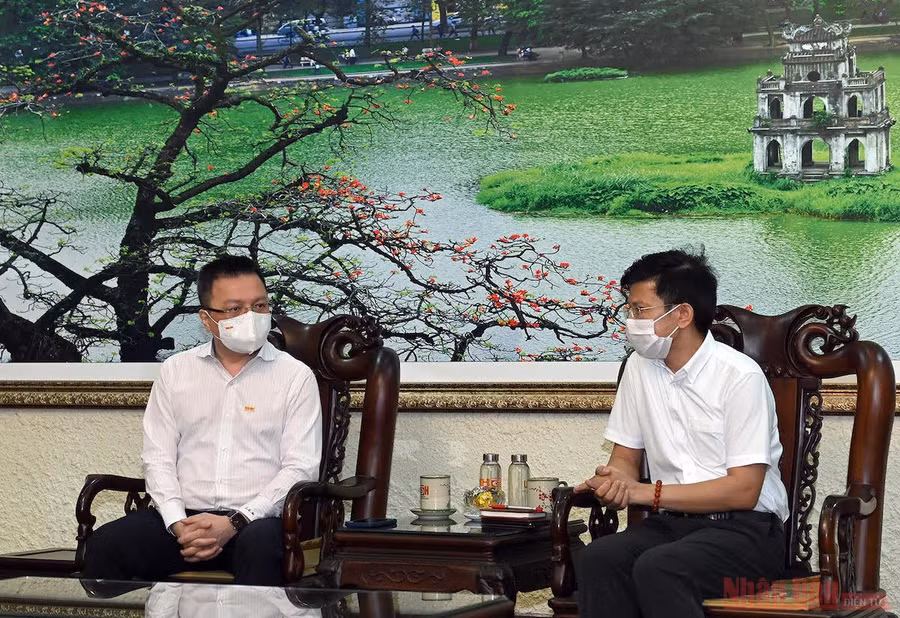 Tổng Biên tập Báo Nhân Dân Lê Quốc Minh trao đổi với GS, TS Hoàng Anh Tuấn, Hiệu trưởng Trường đại học Khoa học Xã hội và Nhân văn.