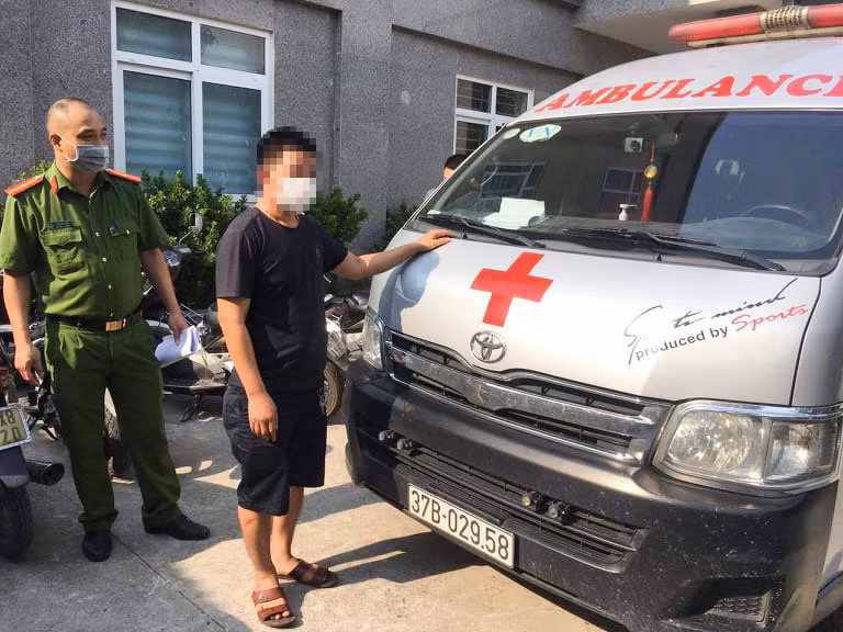 Tài xế điều khiển xe cứu thương chở khách từ Nghệ An vào Hà Nội.