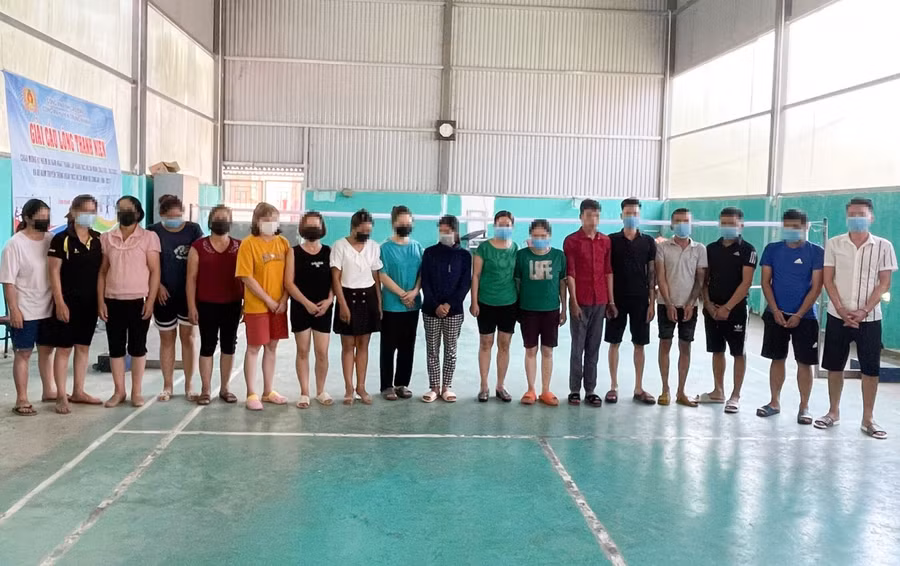 Các đối tượng có hành vi tụ tập đánh bạc. Ảnh: Công an Cao Bằng.