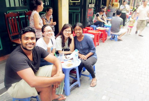 Mỹ Duyên cùng 2 vị khách du lịch người Malaysia trên phố Tạ Hiện Mỹ Duyên cùng 2 vị khách du lịch người Malaysia trên phố Tạ Hiện