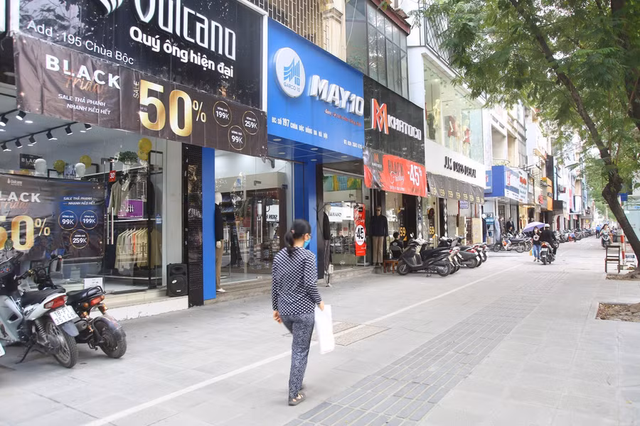 Lượng người qua lại tuyến " phố thời trang" Chùa Bộc trong sáng ngày hôm nay cũng không nhiều.