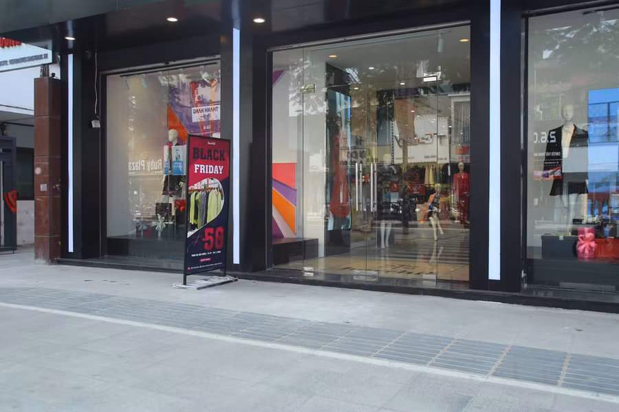 Black Friday: Phố thời trang nơi tấp nập, nơi đìu hiu vắng khách ảnh 7