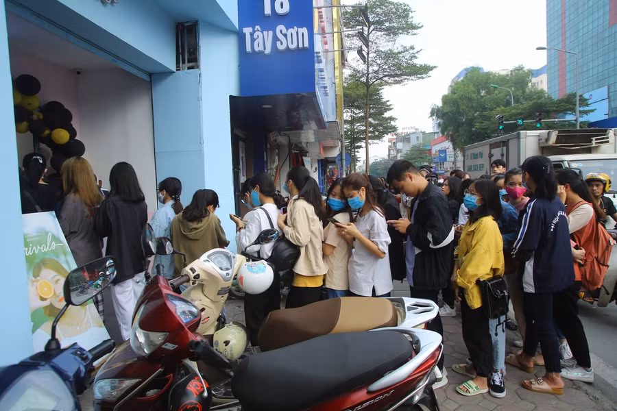 Hàng người kéo dài trên vỉa hè.