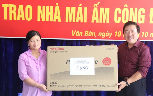 Ông Nguyễn Thế Hiệp – Phó Chủ tịch Công đoàn Bộ GD&ĐT trao tặng ti vi của Công đoàn cơ quan Bộ cho cô giáo Bùi Thị Tuyết