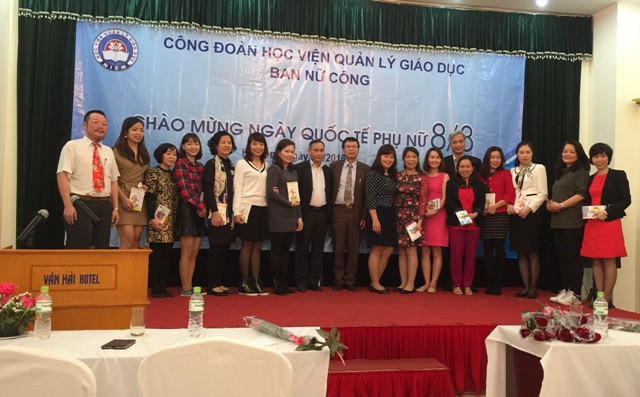 Tổ chức chúc mừng cán bộ, viên chức nữ nhân ngày Quốc tế 8/3 - một hoạt động thường niên của Công đoàn Học viện Quản lý Giáo dục.