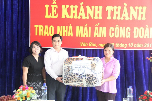 Công đoàn ngành Giáo dục tỉnh Lao Cai cũng trao tặng cho cô Bùi Thị Tuyết chiếc chăn ấm mùa Đông