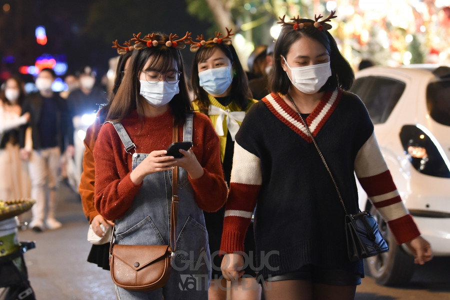 Gần đến Noel, phố Hàng Mã đông đúc vào các buổi tối ảnh 6