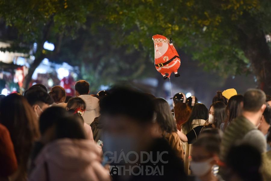 Gần đến Noel, phố Hàng Mã đông đúc vào các buổi tối ảnh 2