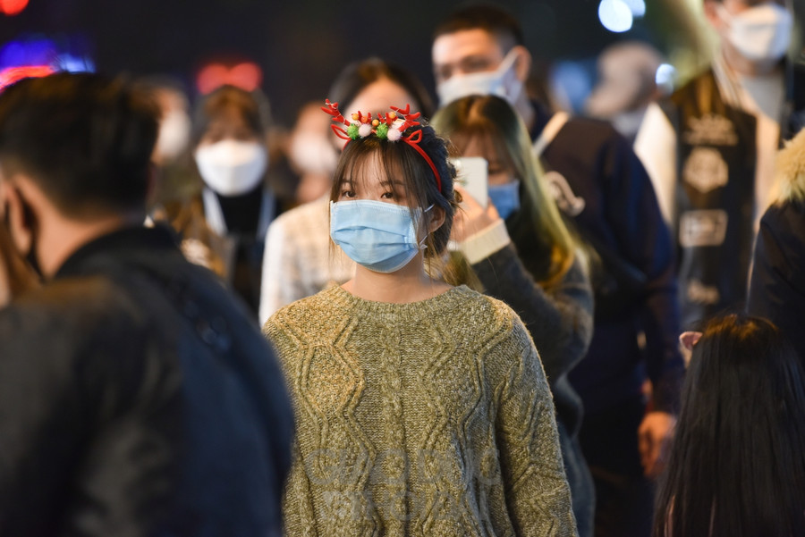 Gần đến Noel, phố Hàng Mã đông đúc vào các buổi tối ảnh 13