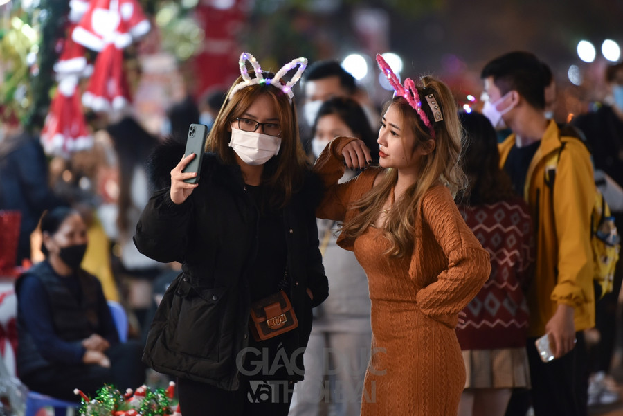 Những năm trước, mỗi khi đến dịp Noel phố Hàng Mã thường xuyên có hiệu tượng ùn tắc do dòng người đổ về đây rất đông.