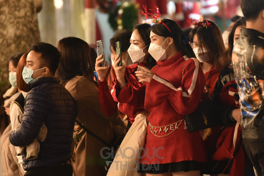 Dòng người đổ lên phố Hàng Mã phần lớn là các bạn trẻ, lên để mua sắm đồ Noel hay để chụp hình.