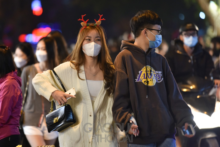 Gần đến Noel, phố Hàng Mã đông đúc vào các buổi tối ảnh 9