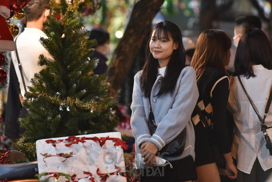 Gần đến Noel, phố Hàng Mã đông đúc vào các buổi tối ảnh 17