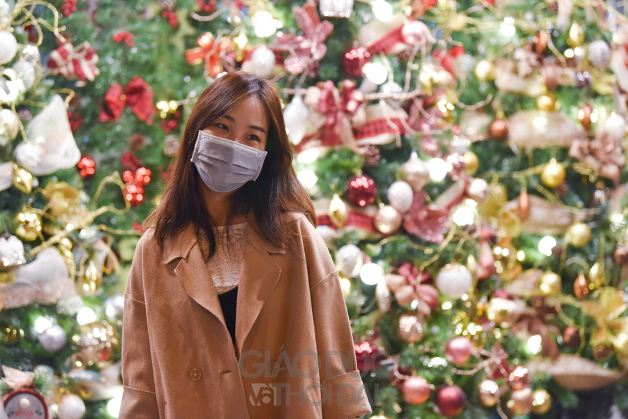 Gần đến Noel, phố Hàng Mã đông đúc vào các buổi tối ảnh 23