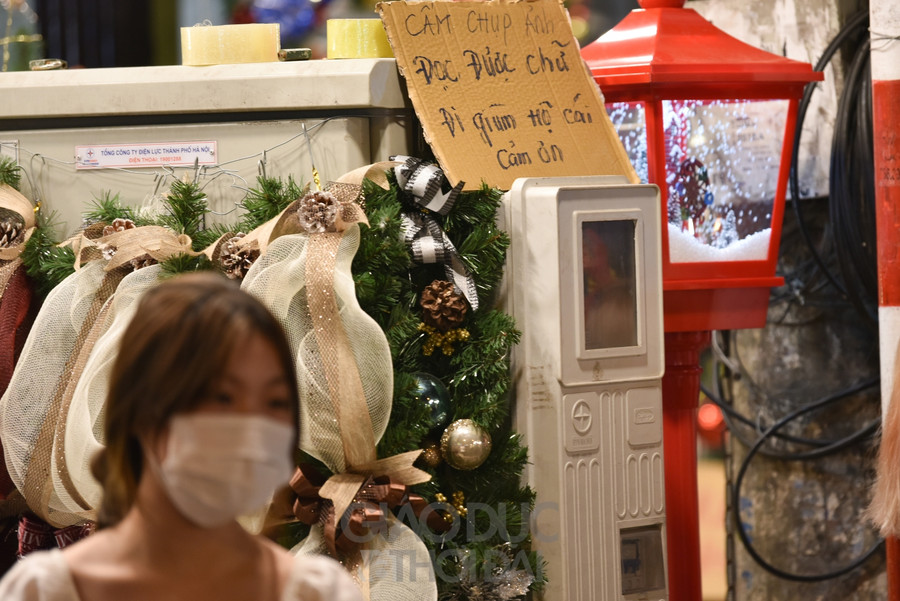 Gần đến Noel, phố Hàng Mã đông đúc vào các buổi tối ảnh 19