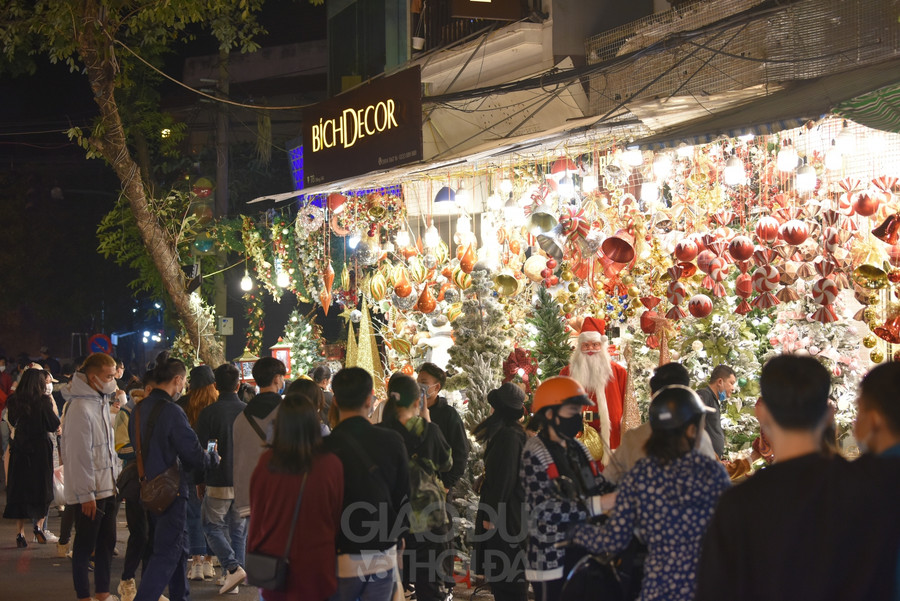 Vào các buổi tối những ngày gần đây tại phố Hàng Mã, lượng người đổ về ngày càng đông đúc hơn.