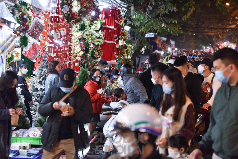 Tất cả mọi người khi lên Hàng Mã đều có ý thức phòng dịch, nhưng lượng người khá đông nên sẽ không đảm bảo được khoảng cách.