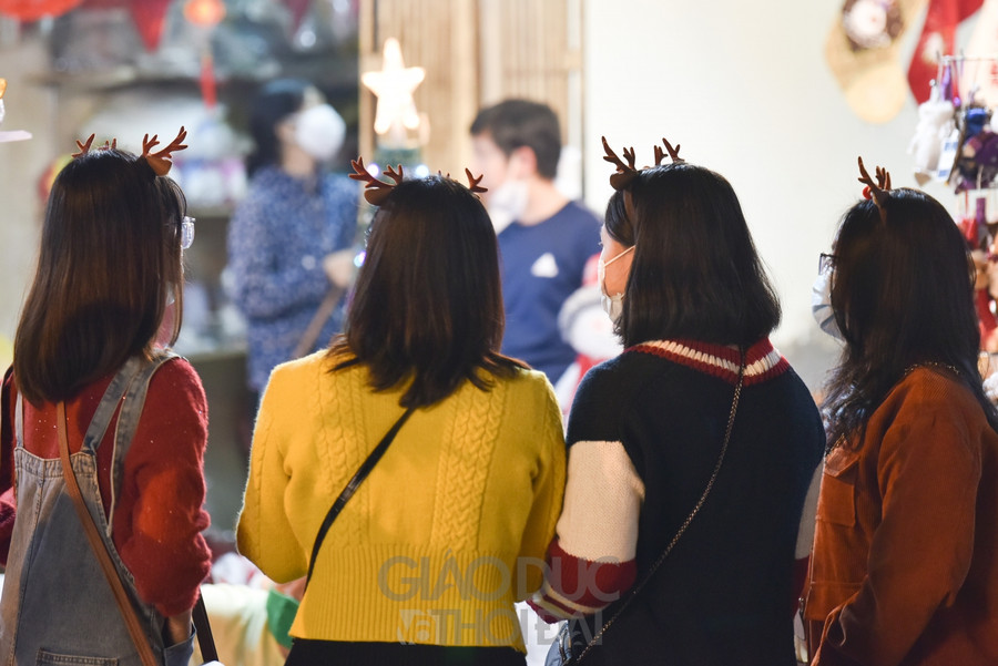 Gần đến Noel, phố Hàng Mã đông đúc vào các buổi tối ảnh 11