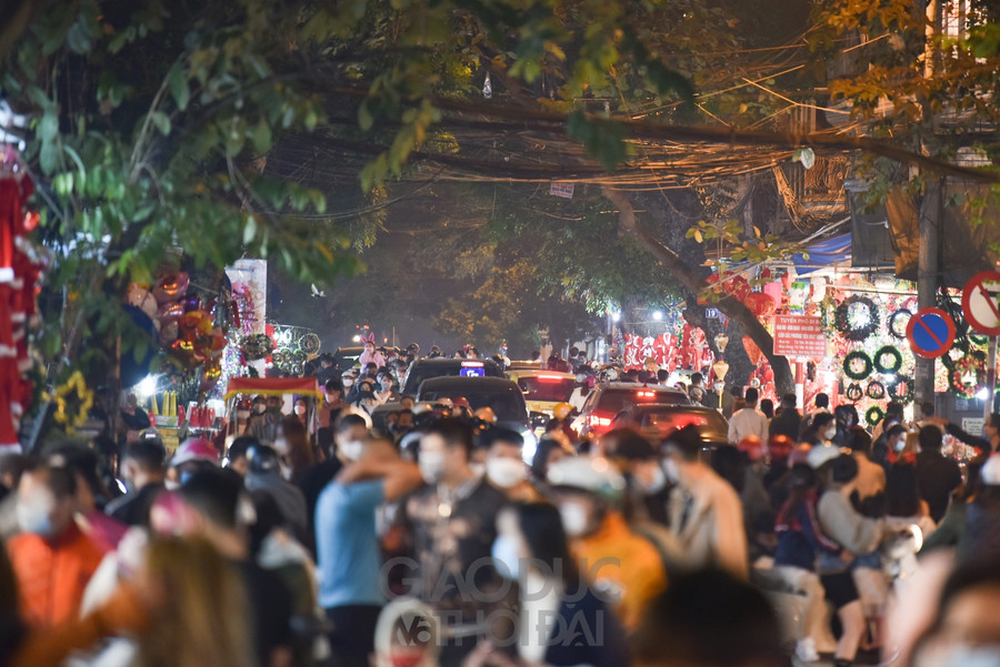 Lượng phương tiện giao thông và người đi bộ đông đã khiến việc di chuyển trong tuyến phố này nhiều thời điểm gặp khó khăn.