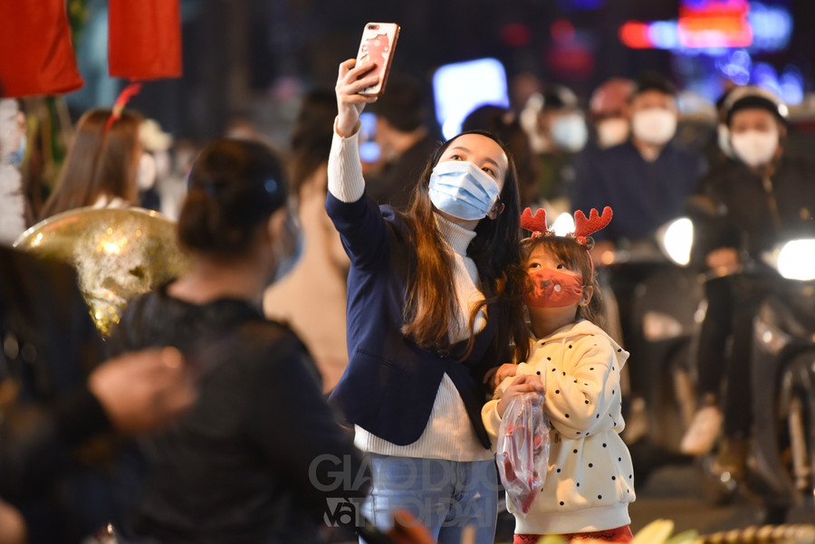 Nhiều bạn nhỏ cũng được gia đình cho lên phố Hàng Mã để mua sắm.