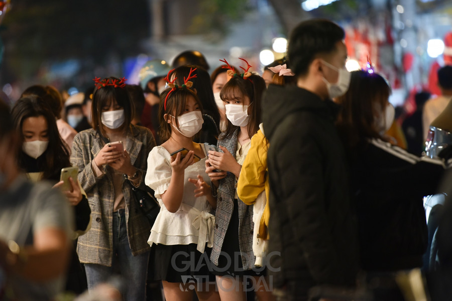 Gần đến Noel, phố Hàng Mã đông đúc vào các buổi tối ảnh 14