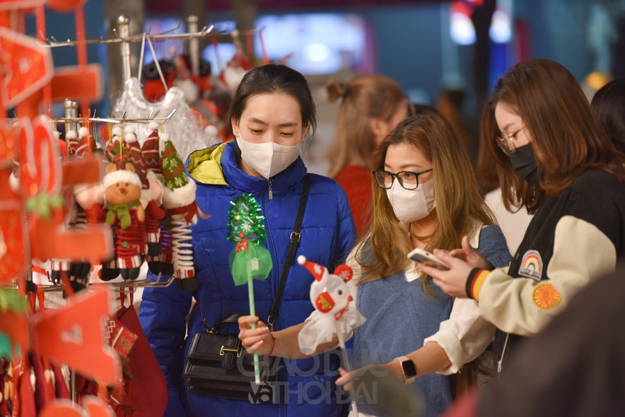 Gần đến Noel, phố Hàng Mã đông đúc vào các buổi tối ảnh 4