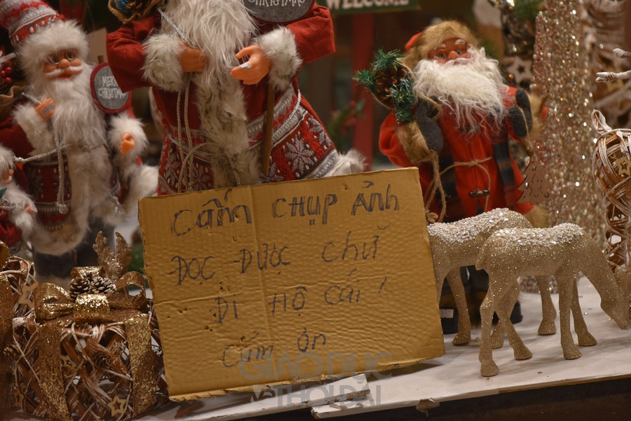 Gần đến Noel, phố Hàng Mã đông đúc vào các buổi tối ảnh 20