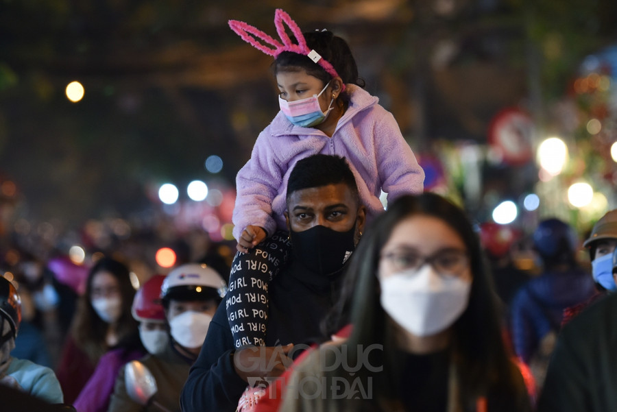 Một chủ cửa hàng trên phố Hàng Mã cho biết, lượng khách năm nay chỉ bằng một phần của những năm trước, do tình hình dịch bệnh nhiều người ngại đến những nơi đông người.