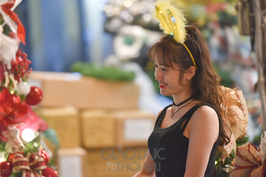 Gần đến Noel, phố Hàng Mã đông đúc vào các buổi tối ảnh 22