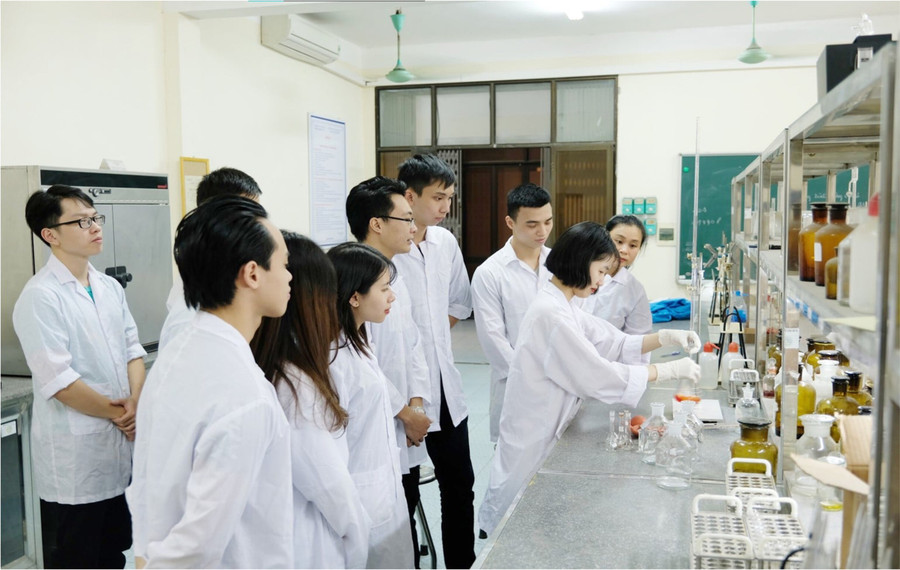 Hoạt động khoa học công nghệ cần được xem như là chỉ tiêu hàng đầu trong đánh giá và xếp hạng các trường đại học. Hoạt động khoa học công nghệ cần được xem như là chỉ tiêu hàng đầu trong đánh giá và xếp hạng các trường đại học.
