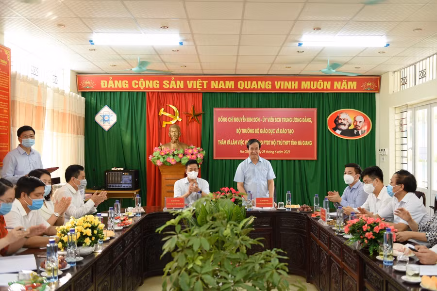 Bộ trưởng làm việc với lãnh đạo tỉnh Hà Giang và kiếm tra công tác chuẩn bị tổ chức kỳ thi tốt nghiệp THPT.