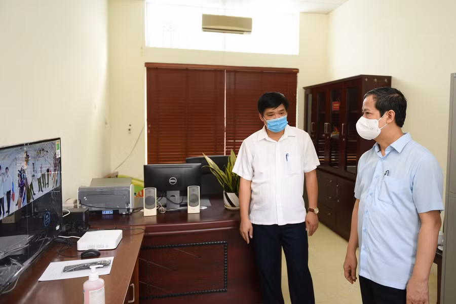 Bộ trưởng kiểm tra phòng lưu trữ đề thi tại nhà trường.