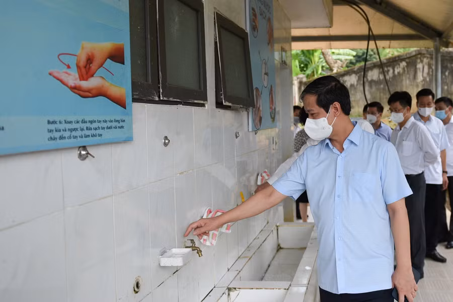 Cũng tại tỉnh Hà Giang, Bộ trưởng Nguyễn Kim Sơn đã tới thăm và trò chuyện với giáo viên Trường Tiểu học Phương Tiến, huyện Vị Xuyên, tỉnh Hà Giang về việc triển khai chương trình giáo dục phổ thông 2018 đối với lớp 1 và những lớp tiếp theo.