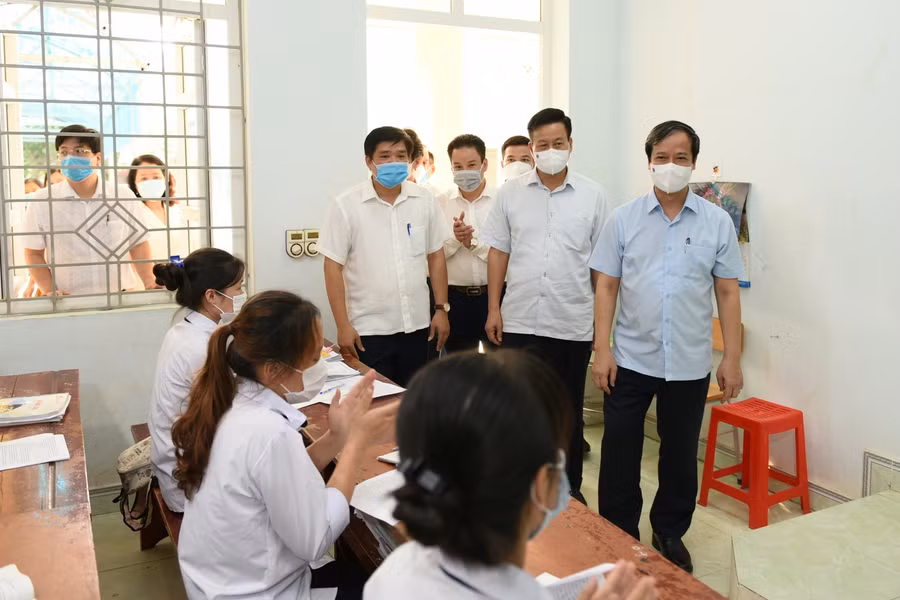 Đoàn công tác thăm một lớp học.