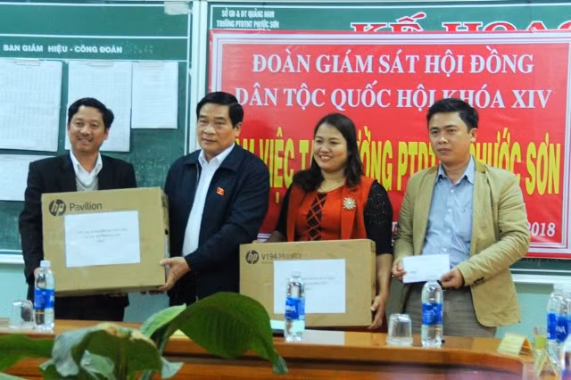 Đoàn giám sát Hội đồng Dân tộc Quốc hội cũng đã trao tặng Trường Phổ thông Dân tộc nội trú Phước Sơn 1 dàn máy vi tính, cùng 10 triệu đồng hỗ trợ cho quỹ khuyến học nhà trường.