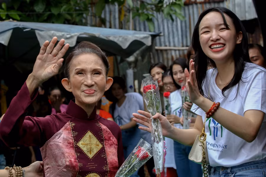 Tiếng vỗ tay vừa dứt, những người phụ nữ lần lượt bước ra. Họ của hôm nay trông thật khác với cuộc sống thường nhật, những người phụ nữ bình thường, làm những công việc thật giản đơn và được tôn vinh trong … “Ngày đẹp nhất”.