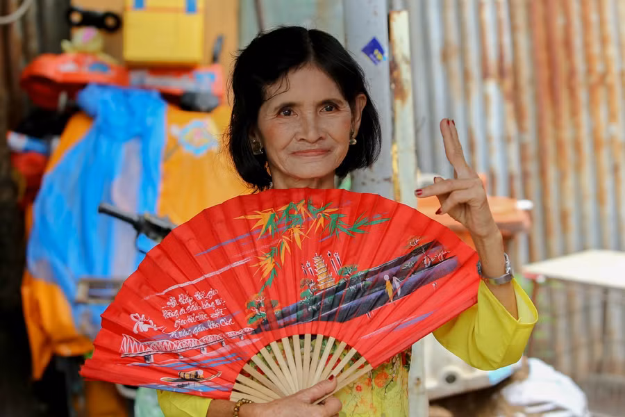 Những bà, những mẹ đã ở “ tuổi gần đất xa trời” như trẻ ra cả chục tuổi khi được mặc áo dài.