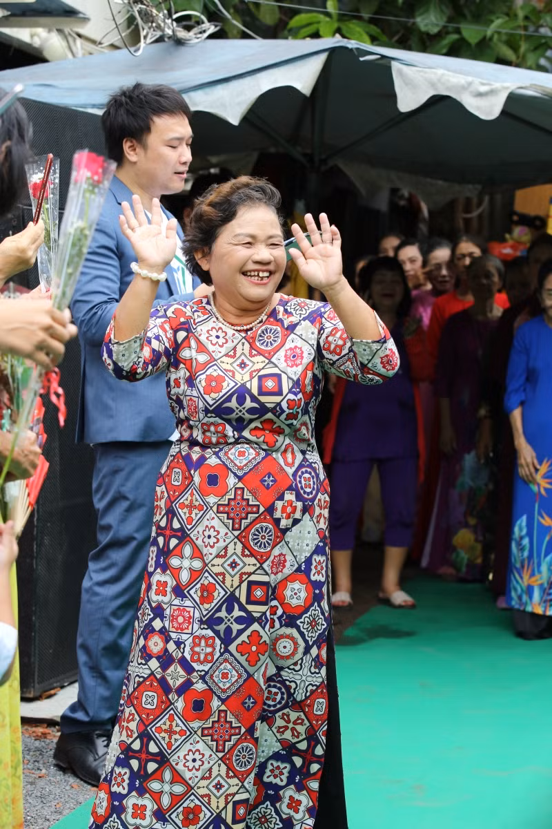 Sân khấu đặc biệt tại " xóm ve chai" trong ngày 20/10 ảnh 7