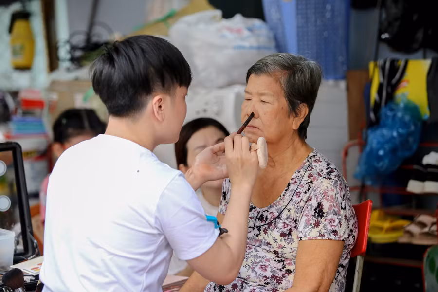 Sân khấu đặc biệt tại " xóm ve chai" trong ngày 20/10 ảnh 2