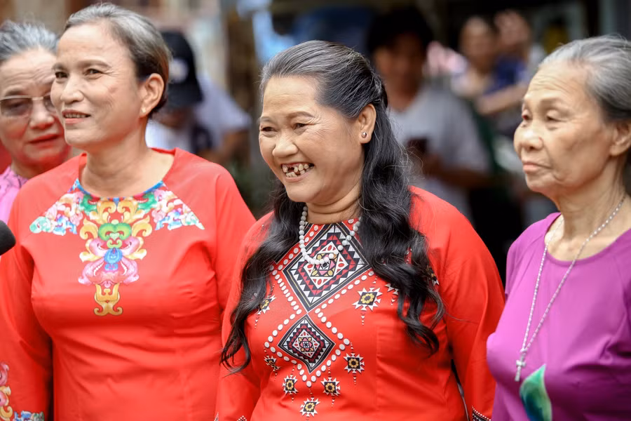 Ekip đã giúp các cụ, các bà trong xóm trang điểm, làm tóc, diện áo dài...