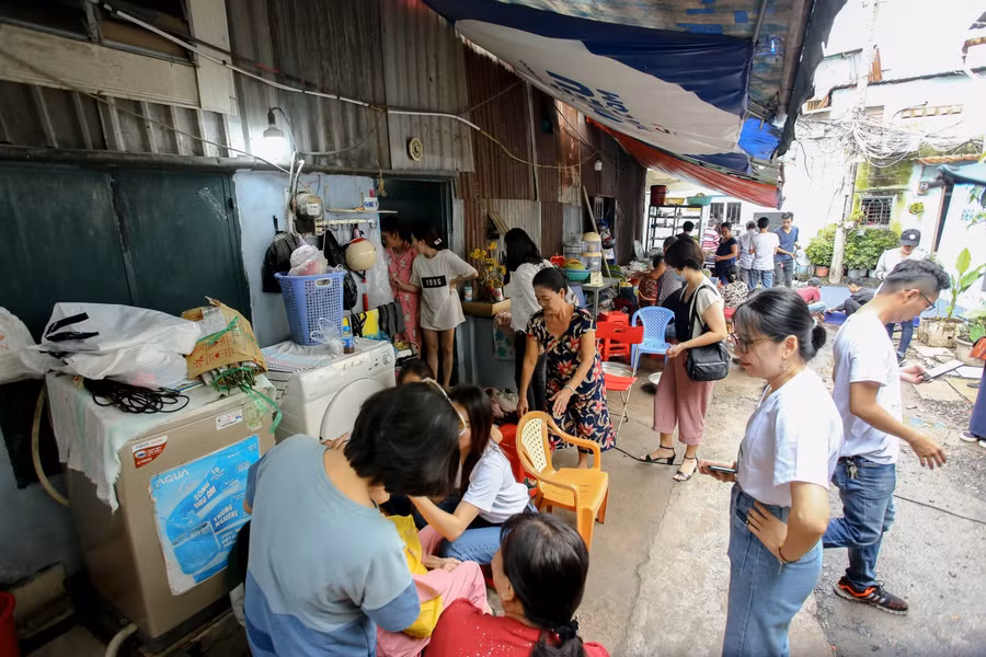 Ngay từ sớm xóm ve chai đã rộn ràng hơn mọi ngày.