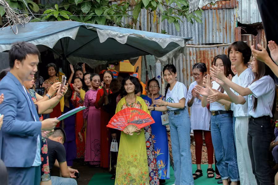 Sân khấu đặc biệt tại " xóm ve chai" trong ngày 20/10 ảnh 6