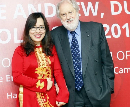 Trần Bích Phương vinh dự được Huân tước Anh - David Puttnam gửi lời khen và cùng chụp ảnh lưu niệm