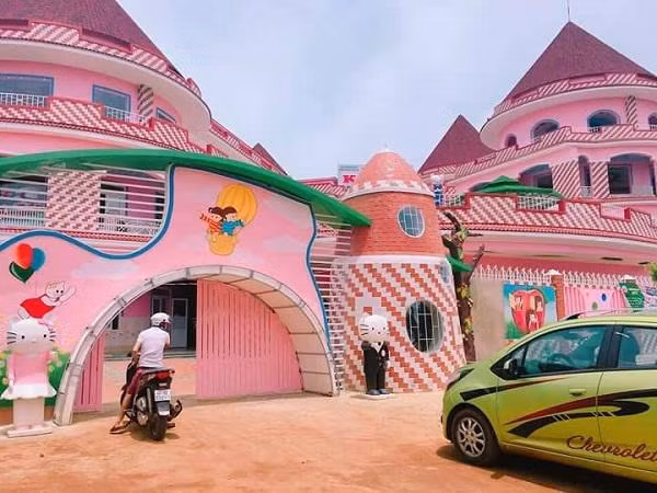 Cổng trường MN Kitty - TP Buôn Ma Thuột.