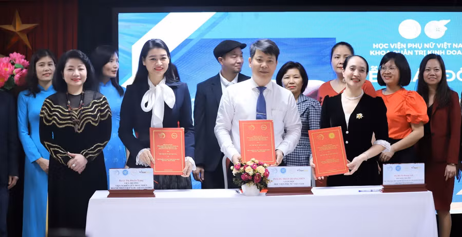 Trong khuôn khổ của buổi lễ, Học viện Phụ nữ Việt Nam đã ký kết biên bản ghi nhớ với đại diện các đơn vị đồng hành cùng Genesis 2023.