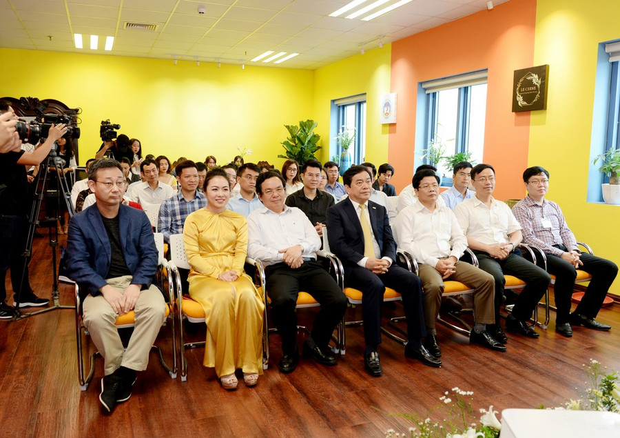 Đại biểu dự lễ khai trương Le Cerne