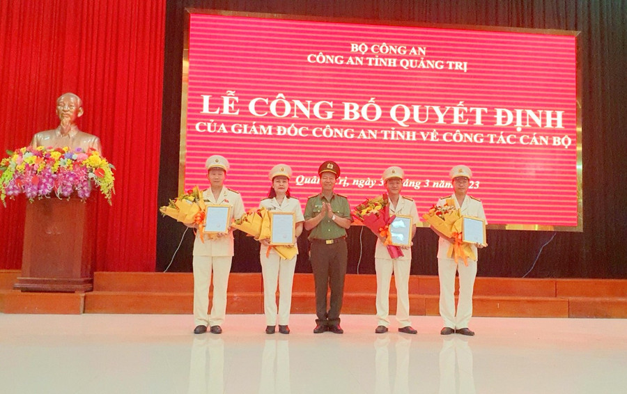 Các cán bộ Công an được điều động nhận nhiệm vụ mới.