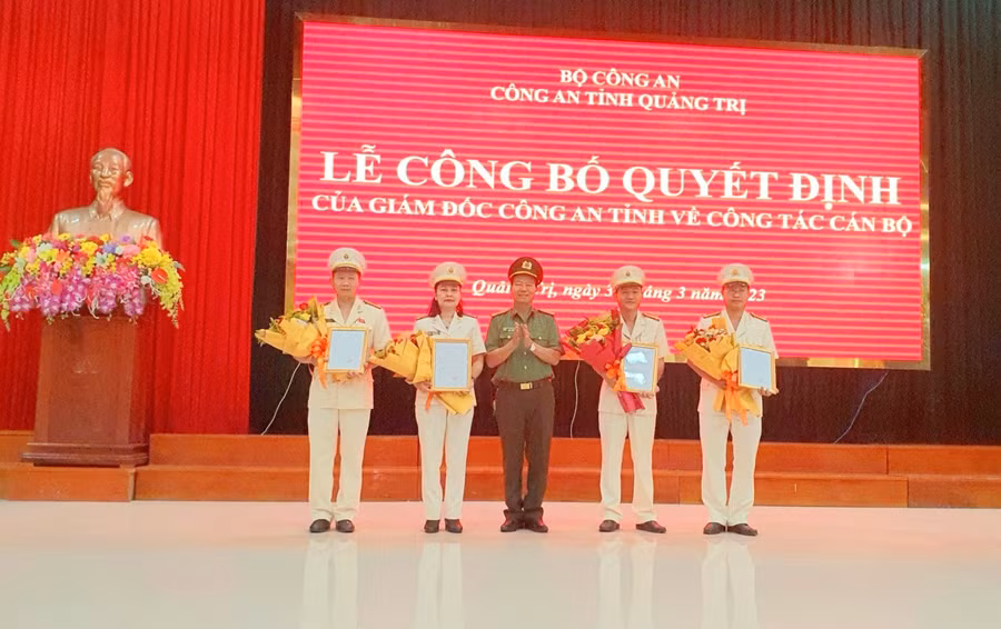 Các cán bộ Công an được điều động nhận nhiệm vụ mới.