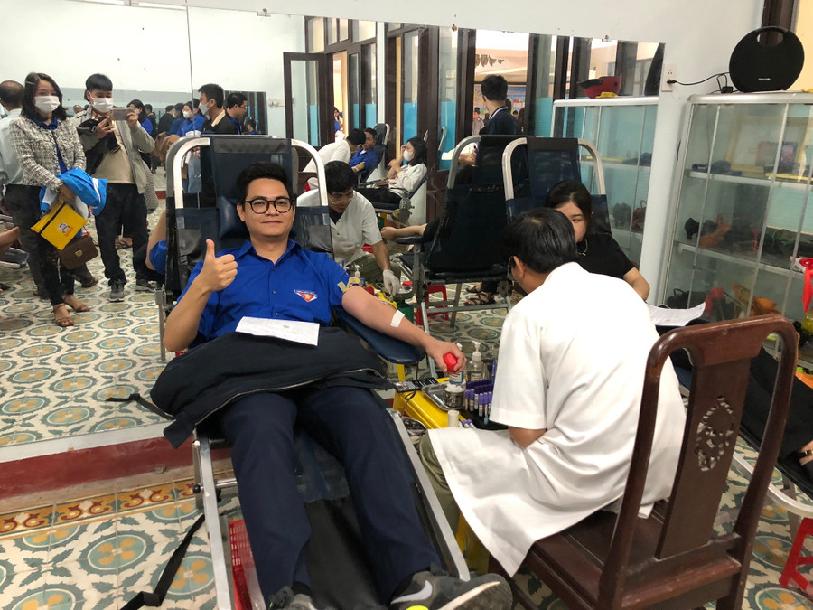 Đoàn viên Công ty tham gia hiến máu tình nguyện chủ nhật đỏ.