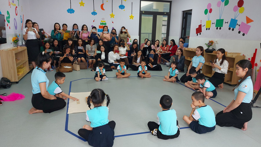 Cán bộ quản lý, giáo viên tham quan một giờ học theo phương pháp giáo dục mới ở Trường Mầm non Sky (TP. Đồng Hới).